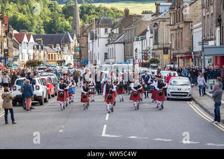 Chieftains le long de la rue principale dans la région de Peebles. Début de la Peebles Highland Games. Scottish Borders, Scotland Banque D'Images