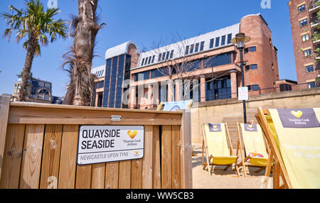 NEWCASTLE Upon Tyne, Angleterre, Royaume-Uni - Mai 08, 2018 : transats au bord de Thomas Cook sur le lieu avec Newcastle Quayside Newcastle la Crown Court Banque D'Images
