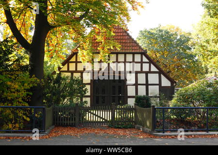 Maison d'habitation à colombages, ancien corps de ferme à l'automne, Oberneuland, Bremen, Germany, Europe Banque D'Images