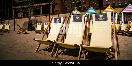 NEWCASTLE Upon Tyne, Angleterre, Royaume-Uni - Mai 08, 2018 : transats au bord de Thomas Cook sur le site Newcastle Quayside. Banque D'Images