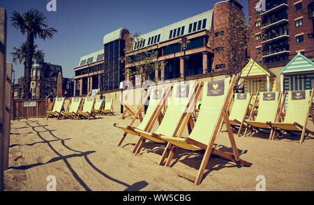 NEWCASTLE Upon Tyne, Angleterre, Royaume-Uni - Mai 08, 2018 : transats au bord de Thomas Cook sur le lieu avec Newcastle Quayside Newcastle la Crown Court Banque D'Images