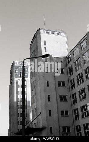 Photographie de la tour de l'horloge sur l'ancienne zone de travail de l'entreprise Singer / Veritas Wittenberge, usine de machines à coudre Banque D'Images