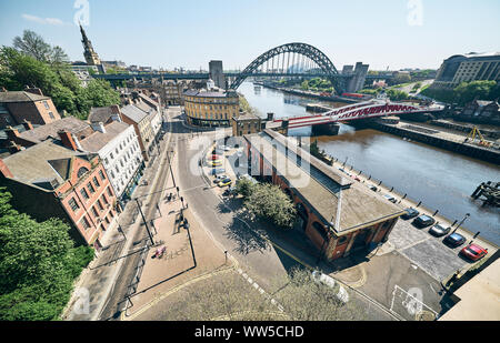 NEWCASTLE Upon Tyne, Angleterre, Royaume-Uni - Mai 08, 2018 : Newcastle Quayside et offre une vue sur le pont Tyne Bridge et Swing. Banque D'Images