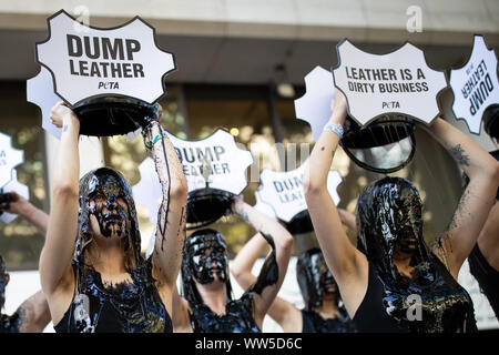 Des militants de PETA scène une manifestation devant le Printemps/Été 2020 La Semaine de la mode de Londres à BFC Voir Space Show, The Strand, London. Banque D'Images