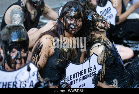 Des militants de PETA scène une manifestation devant le Printemps/Été 2020 La Semaine de la mode de Londres à BFC Voir Space Show, The Strand, London. Banque D'Images