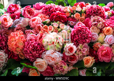 Différentes fleurs colorées artificiellement l'arrière-plan. Plan des roses avec des feuilles vertes, belle texture floral multicolore Banque D'Images