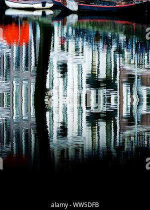 Reflet des bateaux et des maisons dans l'eau d'un canal, Banque D'Images