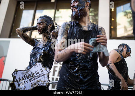 Des militants de PETA scène une manifestation devant le Printemps/Été 2020 La Semaine de la mode de Londres à BFC Voir Space Show, The Strand, London. Banque D'Images