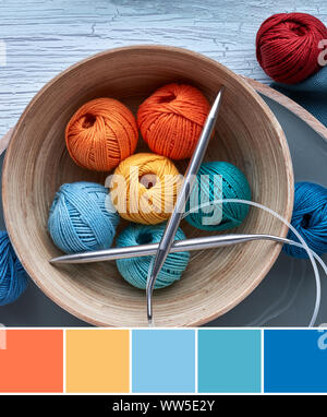 Palette des couleurs à partir de la photo de boules de fils et aiguilles sur bois texturé Banque D'Images