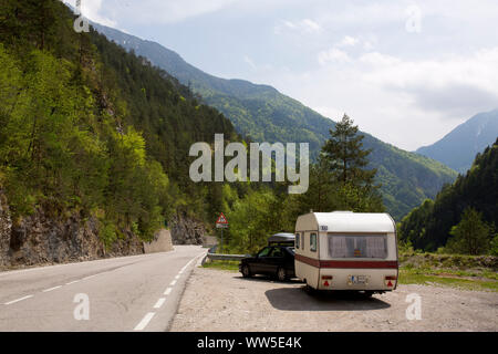 Remorque caravane debout à une rue dans le paysage de montagne boisée Banque D'Images