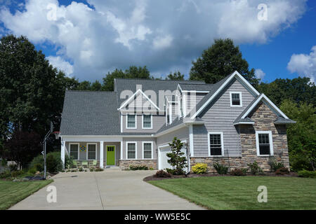 Maison à deux étages avec une entrée et une porte verte Banque D'Images