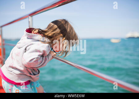 4 à 6 ans, fille, debout sur un bateau, vue dans l'eau Banque D'Images