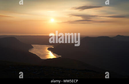 Coucher de soleil sur l'eau dans l'Ennerdale Lake District, UK. Banque D'Images