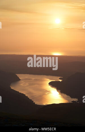 Coucher de soleil sur l'eau dans l'Ennerdale Lake District, UK. Banque D'Images