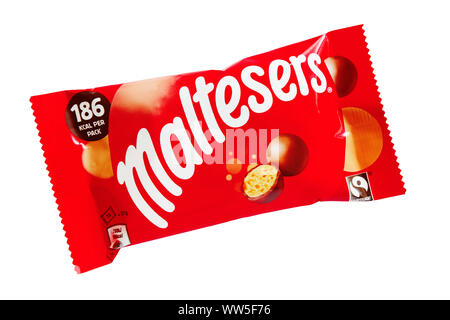 Sac de Maltesers sur fond blanc Banque D'Images