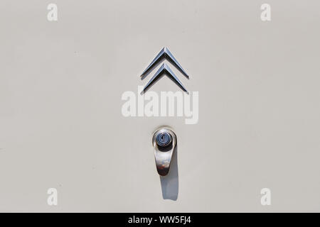 Lviv, Ukraine, le 5 juin 2016 : 1949-1961 variante de Citroen logo sur vieux rétro voiture beige. Banque D'Images