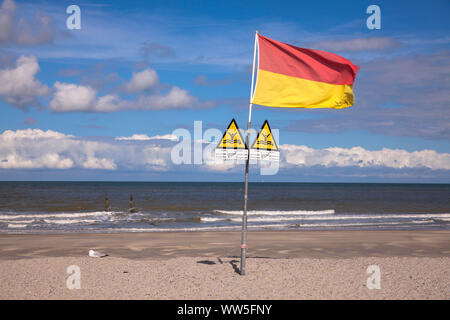 Les signes d'un drapeau et d'avertir les nageurs des épis dans l'eau, de la plage de Domburg sur la presqu'île de Walcheren, Zélande, Pays-Bas. Flagge und Schilder warn Banque D'Images