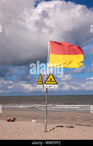 Les signes d'un drapeau et d'avertir les nageurs des épis dans l'eau, de la plage de Domburg sur la presqu'île de Walcheren, Zélande, Pays-Bas. Flagge und Schilder warn Banque D'Images