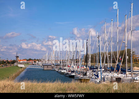 Marina à Zierikzee sur la presqu'île de Schouwen-Duiveland, Zélande, Pays-Bas. Yachthafen à Zierikzee auf Schouwen-Duiveland, Zélande, Pays-Bas. Banque D'Images