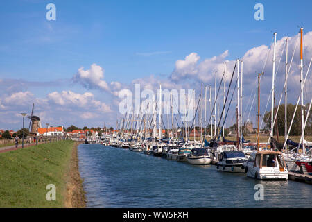 Marina à Zierikzee sur la presqu'île de Schouwen-Duiveland, Zélande, Pays-Bas. Yachthafen à Zierikzee auf Schouwen-Duiveland, Zélande, Pays-Bas. Banque D'Images