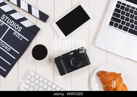 Vue de dessus du film clapper et gadgets sur le bureau en bois Banque D'Images