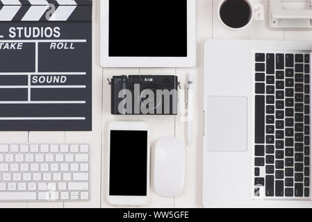 Vue de dessus du film clapper et gadgets sur le bureau en bois Banque D'Images