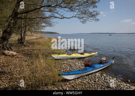 Le Danemark, au sud du Danemark, Flensburg, deux kayaks sur la rive Banque D'Images