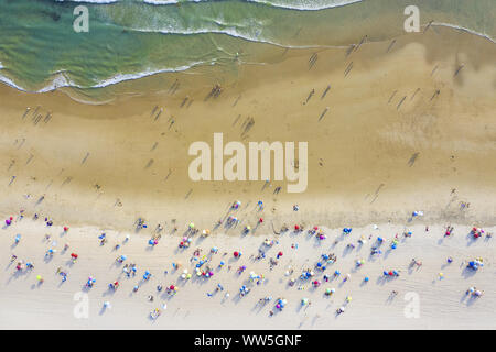 Vue aérienne de la plage de sable fin avec parasols colorés et les touristes dans une belle journée ensoleillée à l'eau de mer, vue du dessus Banque D'Images