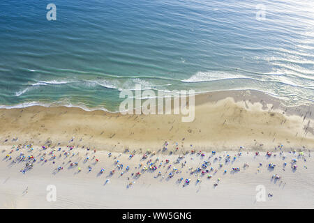 Vue aérienne de la plage de sable fin avec parasols colorés et beaucoup de touristes en piscine d'eau de mer à belle journée ensoleillée, vue du dessus Banque D'Images