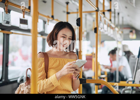 L'usage des passagers dans le smartphone, la technologie de bus ou de train de vie, concept de transport et de voyage Banque D'Images