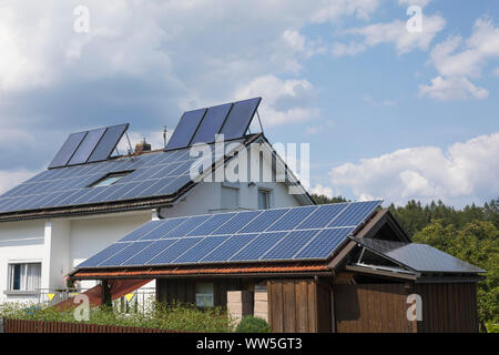 Pv solaire et les panneaux de chauffage à fournir une énergie propre pour une maison en Bavière, Allemagne Banque D'Images