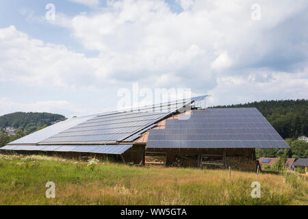 Panneaux solaires photovoltaïques produisant de l'électricité durable sur un hangar en Bavière, Allemagne Banque D'Images