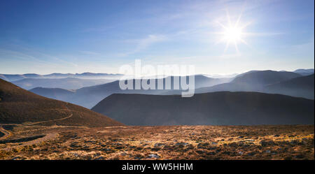 Brume sur un matin froid sur le Derwent Fells dans le Lake District, UK. Banque D'Images
