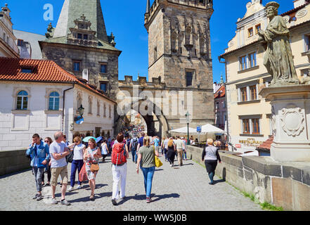 PRAGUE, RÉPUBLIQUE TCHÈQUE - 17 MAI 2017 : sur le Pont Charles sur la Vltava à Prague. Banque D'Images