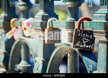 PRAGUE, RÉPUBLIQUE TCHÈQUE - 17 MAI 2017 : l'amour des cadenas sur les grilles à côté de la rivière Vltava Banque D'Images