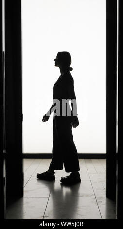 Londres, Royaume-Uni, le 13 septembre 2019. Pose d'un assistant au sein de l'installation 'Avalanche', une expérience de la pièce par les designer Matthew McCormick fait à l'aide de surfaces réfléchissantes et opposer la lumière et l'obscurité. London Design Festival se déroulera du 14 au 22 septembre 2019. Credit : Imageplotter/Alamy Live News Banque D'Images