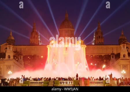 Font Magica, fontaine magique, de l'eau Fontaine à Palau Nacional/Museu Nacional d'Art de Catalunya, Montjuïc, Barcelone, Catalogne, Espagne Banque D'Images