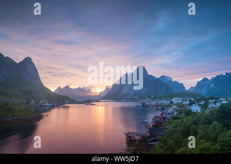 Magnifique village de pêcheurs de Reine dans les îles Lofoten en été, Norvège Banque D'Images