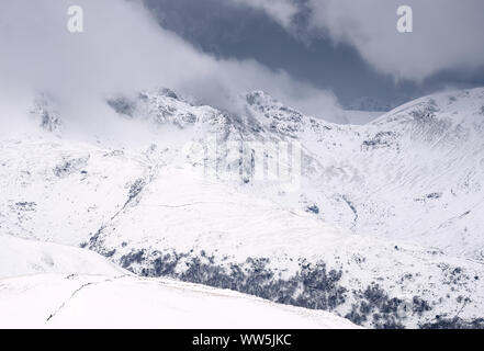 En gros plan des sommets couverts de neige de Fairfield et Hart Crag du sommet du Rampsgill la tête. Banque D'Images