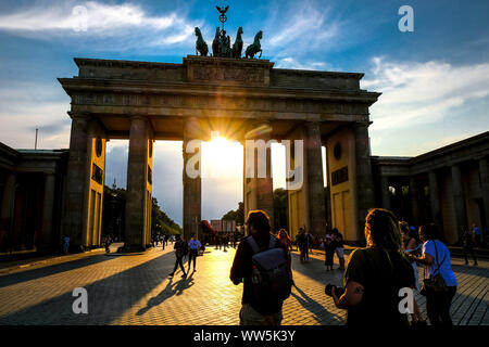 27.08.2019, Berlin, Allemagne : la vue de la Pariser Platz à la porte de Brandebourg en fin d'après-midi avec le soleil couchant Banque D'Images