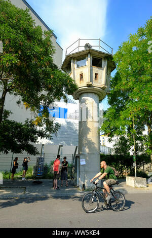 26.08.2019, Berlin, Allemagne : ancienne frontière tour de garde dans la rue Erna-Berger-Strasse à Berlin-Mitte Banque D'Images