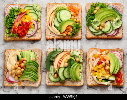Sandwiches de légumes. Alimentation à base de végétaux. Aliments sains végétariens concept. L'alimentation propre. Vue d'en haut Banque D'Images