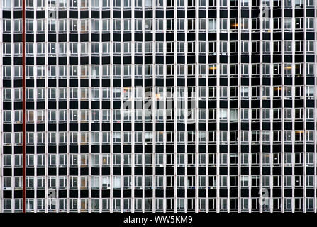 Photographie d'une façade de grande hauteur avec de nombreuses fenêtres, Banque D'Images