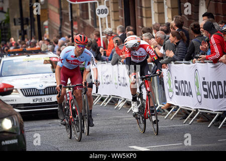 NEWCASTLE Upon Tyne, England, UK - 09 septembre 2019 : Jens Debusschere (Team Katusha) ALPECIN & Frederik Frison (Lotto Soudal) derrière le peloton à Banque D'Images