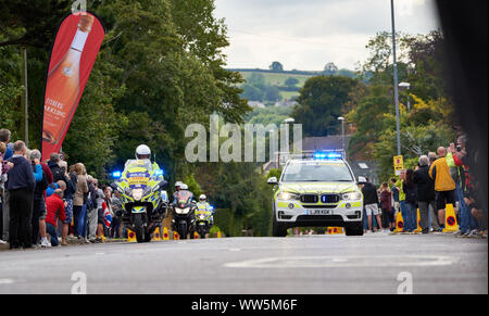 WHICKHAM, Newcastle upon Tyne, England, UK - 09 septembre 2019 : Police motos et voitures avec feux bleus scintillants à la première ligne de points de sprint Banque D'Images