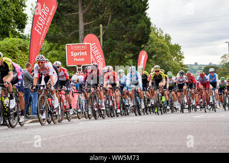 WHICKHAM, Newcastle upon Tyne, England, UK - 09 septembre 2019 : le peloton traverser la première ligne de points de sprint de l'étape 4 du Tour de Grande-Bretagne. Banque D'Images