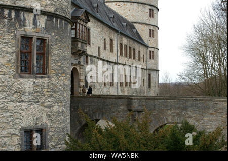 Deux personnes marchant sur un pont vers le Wewelsburg dans BÃ¼ren, Banque D'Images