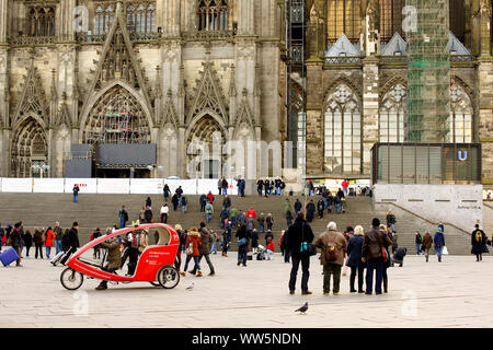 Touristes, voyageurs et d'un rickshaw vélo à la gare avant-cour en face de la cathédrale de Cologne, Banque D'Images