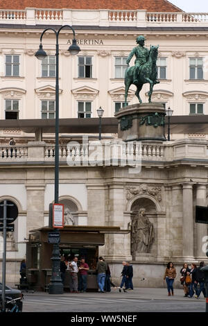 Les habitants et les touristes debout à un stand hot-dog sous la statue équestre de Charles devant le musée d'art Albertina à Vienne, Banque D'Images