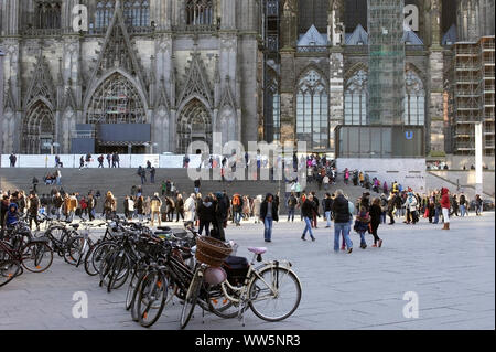 Les touristes et voyageurs sur le parvis de la gare de chemin de fer l'étage à pied à la cathédrale de Cologne, Cologne Banque D'Images